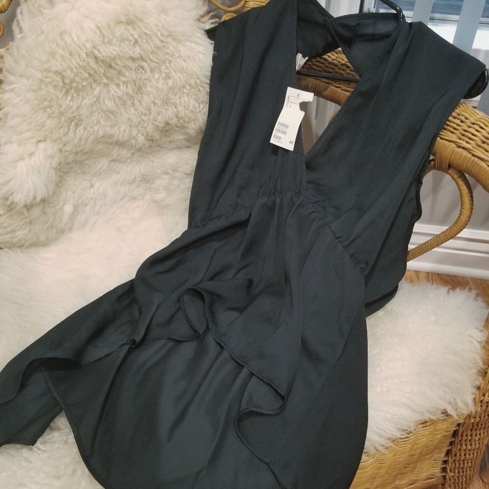 H&M sleeveless black top.
